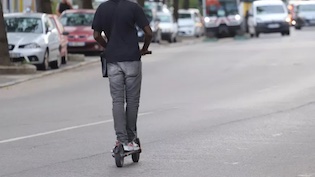 Faits divers : un ado en trottinette fauché par une voiture sur un passage  piéton